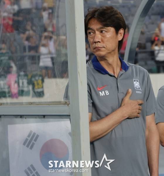 홍명보 대한민국 축구 국가대표팀 감독이 7일 용인미르스타디움에서 열린 2025 동아시아축구연맹(EAFF) E-1 챔피언십(동아시안컵) 중국과 경기 전 태극기를 바라보며 가슴에 손을 얹고 있다. /사진=김진경 대기자