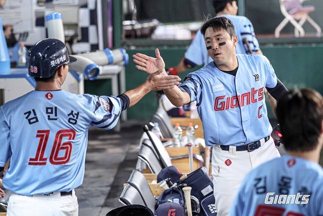 롯데 김민성(왼쪽)과 전준우가 하이파이브를 하고 있다. /사진=롯데 자이언츠 제공