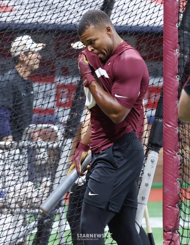 경기 전 타격 훈련을 하는 스톤 개럿. /사진=김진경 대기자