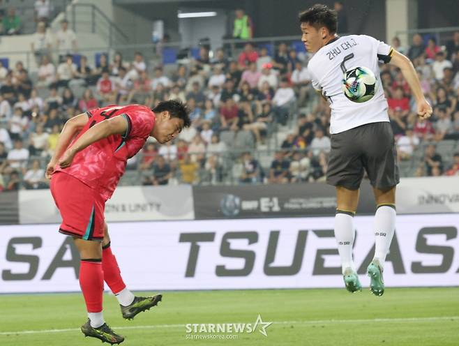 2025 동아시아축구연맹(EAFF) E-1 풋볼 챔피언십(동아시안컵) 한국-중국전이 7일 경기도  용인미르스타디움에서 열렸다.  대한민국  주민규가 헤더슛으로 두 번째 골을  터뜨리고 있다. /사진=김진경 대기자