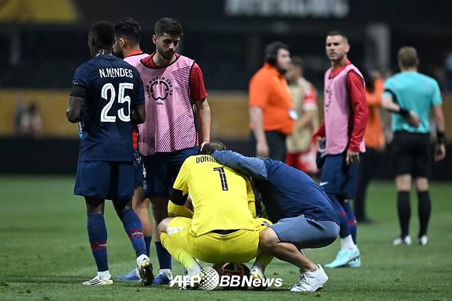 파리 생제르맹(PSG) 골키퍼 잔루이지 돈나룸마가 6일(한국시간) 미국 조지아주 애틀랜타의 메르세데스 벤츠 스타디움에서 열린 2025 국제축구연맹(FIFA) 클럽 월드컵 8강 바이에른 뮌헨전에서 자말 무시알라와 충돌해 큰 부상을 입힌 뒤 괴로워하고 있다. /AFPBBNews=뉴스1