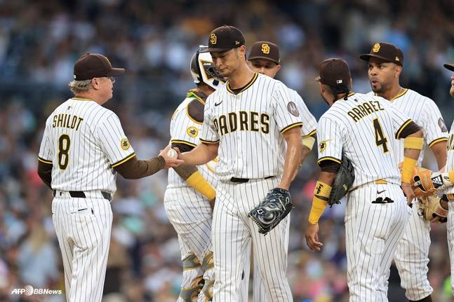 8일 경기에서 마이크 쉴트(왼쪽) 감독에게 공을 건네고 마운드에서 내려가는 다르빗슈(가운데). /AFPBBNews=뉴스1