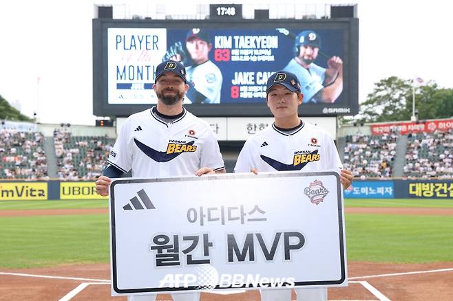 두산 베어스 외국인 타자 케이브(왼쪽)와 마무리 투수 김택연. /사진=두산 베어스 제공