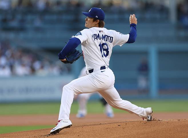 LA 다저스 선발투수 야마모토 요시노부가 올해 미국 메이저리그 정규시즌 경기에 선발 등판해 역투하고 있다. 야마모토는 8일 밀워키 브루어스전에서 1회를 마치지 못한 채 강판당했다. AFP 연합뉴스