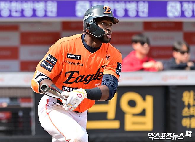 18일 오후 대전 한화생명 볼파크에서 열린 '2025 신한 SOL Bank KBO리그' SSG 랜더스와 한화 이글스의 경기, 3회말 1사 한화 플로리얼이 2루타를 날리고 있다. 엑스포츠뉴스DB
