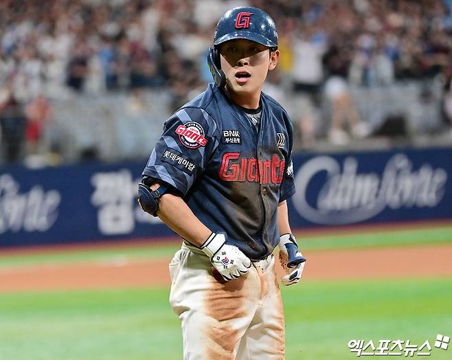 롯데 자이언츠 외야수 황성빈이 8일 부산 사직야구장에서 열린 2025 신한 SOL Bank KBO리그 두산 베어스와의 팀 간 10차전에서 지난 5월 5일 부상 이후 2개월 만에 복귀전을 치렀다. 사진 엑스포츠뉴스 DB