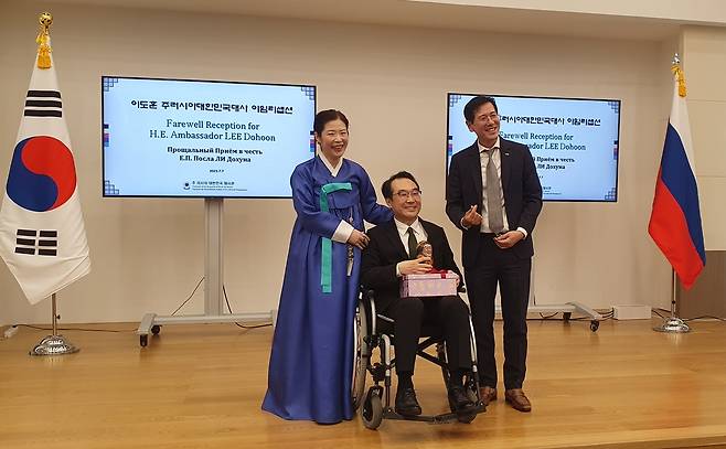 이도훈 주러대사 이임 리셉션 (모스크바=연합뉴스) 최인영 특파원 = 이도훈 주러시아대사가 7일(현지시간) 모스크바 주러대사관에서 열린 이임 리셉션에서 기념 선물을 받고 사진을 촬영하고 있다. 2025.7.8 abbie@yna.co.kr (끝)