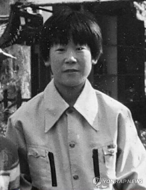 프레스기에 왼팔 장애 입은 소년공 이재명     (서울=연합뉴스) 1978년 야구 글러브 공장인 '대양실업' 소년공 시절의 이 대통령 모습.  소가죽 압축 프레스기에 왼팔이 끼여 영구 장애를 입은 이 대통령은 그해 고입 검정고시학원에 등록해 합격했다. [재판매 및 DB 금지]