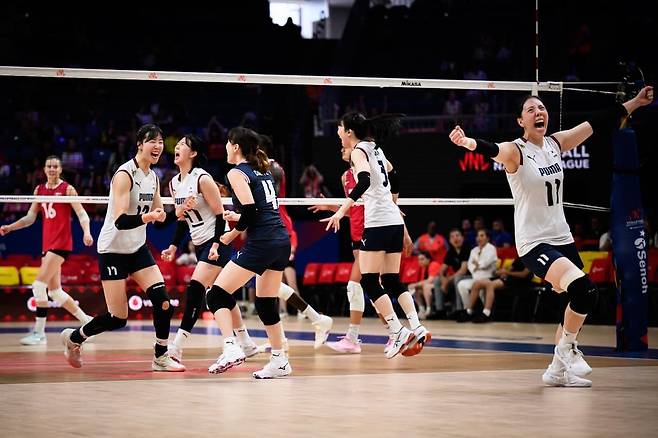 캐나다전 승리 후 기뻐하는 여자배구 대표팀 선수들 [FIVB 홈피 캡처. 재판매 및 DB 금지]