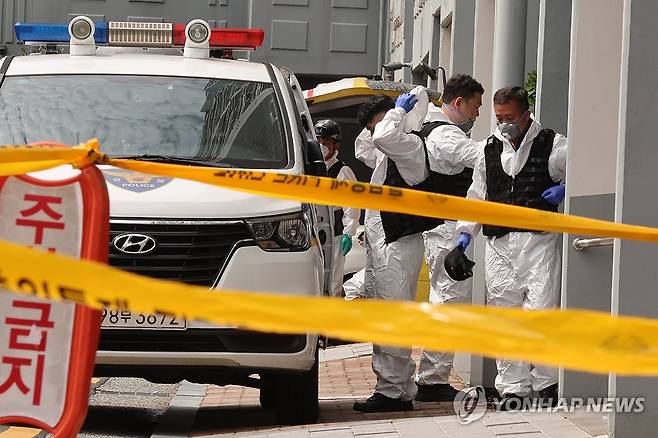 화재 현장 감식 나서는 경찰 (부산=연합뉴스) 강선배 기자 = 어린이 2명이 숨진 부산 기장군의 한 아파트 6층 화재 현장에서 지난 3일 오전 합동 감식에 나선 경찰 과학수사 요원들이 화재 현장으로 들어가고 있다. 2025.7.3 sbkang@yna.co.kr