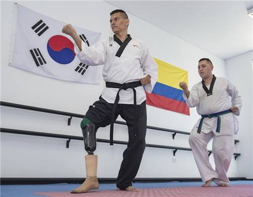 태권도를 배우며 재활하는 콜롬비아 상이용사 한-콜 우호재활센터에서 치료와 재활에 참여한 상이용사가 태권도를 배우고 있다. [코이카 제공. 재판매 및 DB 금지]