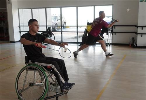 물리 재활치료를 하는 상이군인 한-콜우호재활센터에서 부상을 치료하고 재활운동으로 배드민턴을 하고 있는 상이군인. [코이카 제공. 재판매 및 DB 금지]