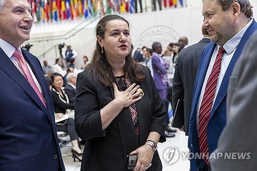 옥사나 마르카로바 우크라이나 주미대사 (워싱턴DC EPA=연합뉴스) 옥사나 마르카로바 주미 우크라이나 대사(가운데)가 2025년 4월 17일 미국 워싱턴DC의 국제통화기금(IMF) 본부에서 열린 행사에 참석해 얘기를 나누고 있다. (EPA/SHAWN THEW) 2025.7.8.