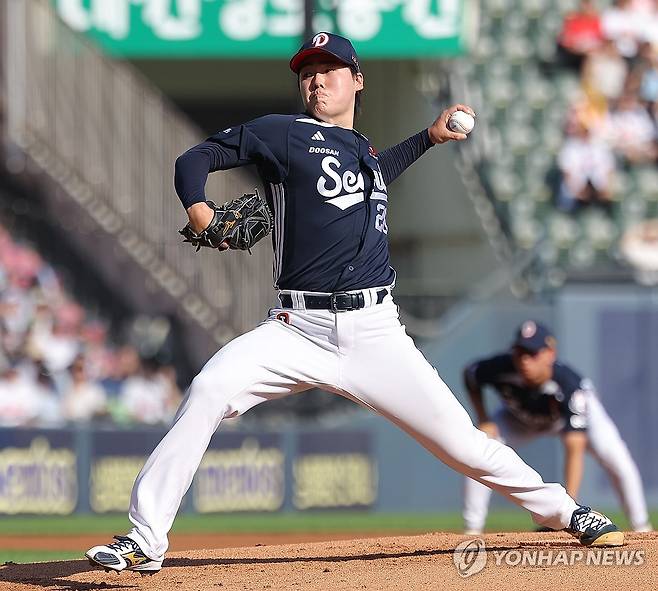 역투하는 두산 선발 최승용 (서울=연합뉴스) 류영석 기자 = 22일 잠실야구장에서 열린 프로야구 2025 KBO리그 두산 베어스와 LG 트윈스의 경기.
    1회말 두산 선발 투수 최승용이 역투하고 있다. 2025.6.22 ondol@yna.co.kr