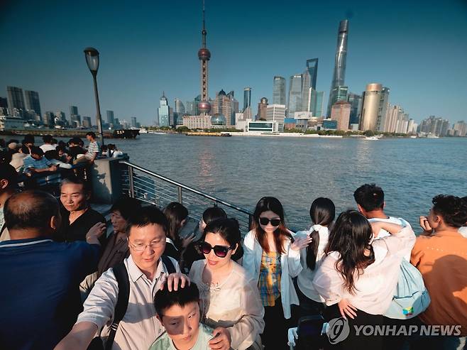 중국 상하이의 관광객들 노동절인 지난 5월1일 상하이 와이탄을 찾은 관광객들 [EPA=연합뉴스 자료사진]