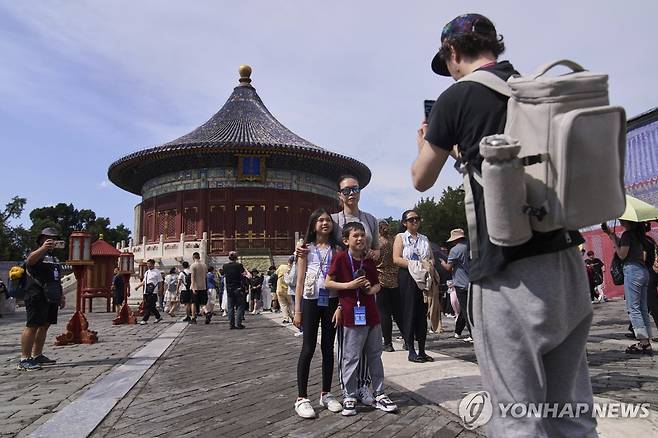 베이징 톈단공원을 찾은 관광객들 모습 [AP=연합뉴스 자료사진]
