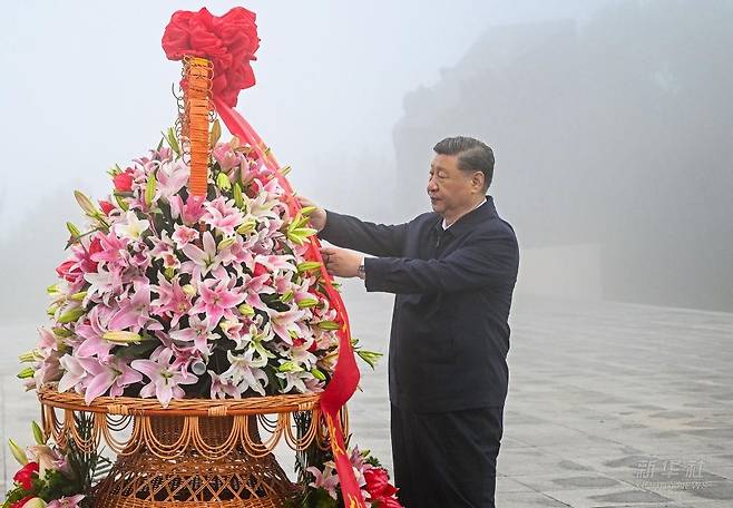 바이퇀 전투 기념비 광장 찾은 시진핑 중국 국가주석 [신화통신 캡처. 재판매 및 DB 금지]