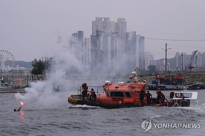 동해지방해양경찰청 수난 사고 대비 훈련 [연합뉴스 자료사진]