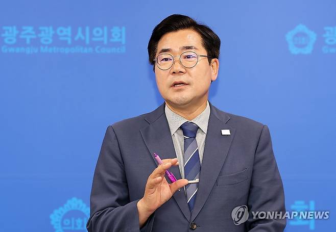 발언하는 박찬대 (광주=연합뉴스) 조남수 기자 = 더불어민주당 박찬대 당 대표 후보가 7일 오전 광주광역시의회 기자회견장에서 열린 '호남이 묻고, 박찬대가 답하다'에서 기자의 질문에 답변하고 있다. 2025.7.7 iso64@yna.co.kr
