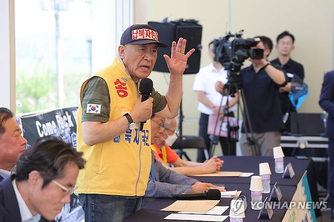 납북자가족모임 '전단살포 중단선언' (파주=연합뉴스) 임병식 기자 = 8일 오전 경기도 파주시 임진각에서 최성룡 납북자가족모임 대표가 기자회견을 열고 대북 전단 살포 중단을 공식 선언하고 있다. 2025.7.8 andphotodo@yna.co.kr