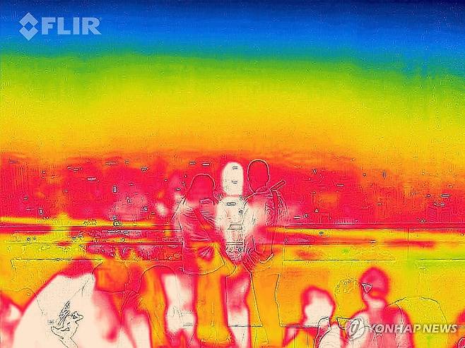 식지 않은 도심의 열기 (서울=연합뉴스) 김도훈 기자 = 서울 지역에 올해 첫 폭염경보가 발효된 7일 20시 경 서울 남산에서 열화상 카메라 모듈로 촬영한 도심의 모습. 
    온도가 높은 곳은 붉게, 낮은 곳은 푸르게 표시되어 있다.
    폭염경보는 최고 체감온도가 35도를 넘는 상태가 이틀 이상 계속되거나 더위로 큰 피해가 예상될 때 내려지며 지난해(7월 25일)보다 18일 이르다. 2025.7.7 superdoo82@yna.co.kr