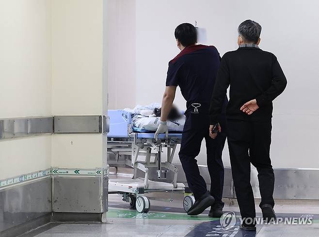 이동 중인 환자 [연합뉴스 자료사진]