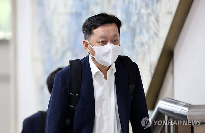 법정 향하는 정진상 (서울=연합뉴스) 윤동진 기자 = 정진상 전 더불어민주당 당대표실 정무조정실장이 11일 오전 서울 서초구 서울중앙지법에서 열린 '대장동 배임·성남FC 뇌물' 관련 1심 속행 공판에 출석하고 있다. 2024.6.11 mon@yna.co.kr