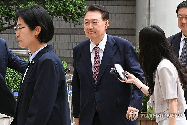 중앙지법 향하는 윤석열 전 대통령 (서울=연합뉴스) 윤석열 전 대통령이 3일 서울 서초구 서울중앙지방법원에서 열린 내란 우두머리 혐의·직권남용 권리행사 방해 혐의 사건 9차 공판에 출석하고 있다. 2025.7.3 [사진공동취재단] photo@yna.co.kr