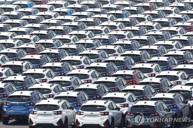 일본 요코하마항 야적장의 수출자동차 [AFP=연합뉴스 자료사진. 재판매 및 DB 금지]