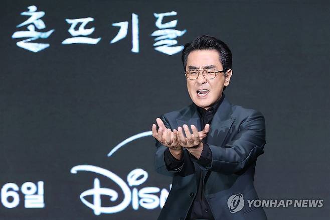 류승룡 '보물을 손아귀에' (서울=연합뉴스) 강민지 기자 = 배우 류승룡이 8일 서울 영등포구 콘래드호텔에서 열린 디즈니+ 오리지널 시리즈 '파인: 촌뜨기들' 제작발표회에서 포즈를 취하고 있다. 2025.7.8 mjkang@yna.co.kr