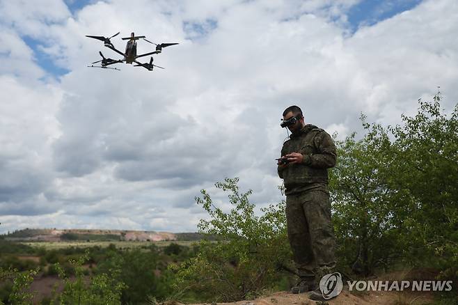 드론 날리는 러시아군 병사 [타스=연합뉴스 자료사진]