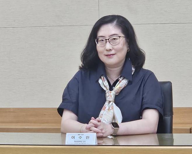 인터뷰하는 이수인 워싱턴대 교수 [촬영 조승한]