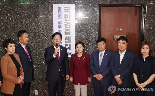 인사말하는 송언석 비대위원장 (서울=연합뉴스) 김주형 기자 = 국민의힘 송언석 비상대책위원장 겸 원내대표가 8일 서울 여의도 국회에서 열린 '이재명 정부 공직후보자 국민검증센터' 현판식에서 인사말을 하고 있다. 2025.7.8 [공동취재] kjhpress@yna.co.kr