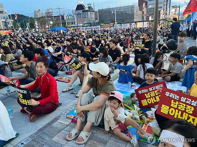 납 재활용 공장 반대 시위하는 영주시민들 (영주=연합뉴스) 지난 26일 경북 영주역 앞에서 시민들이 납 재활용 공장 반대 시위를 열고 있다. 2025.6.27 [연합뉴스 독자 허희은씨 제공. 재판매 및 DB 금지] psik@yna.co.kr