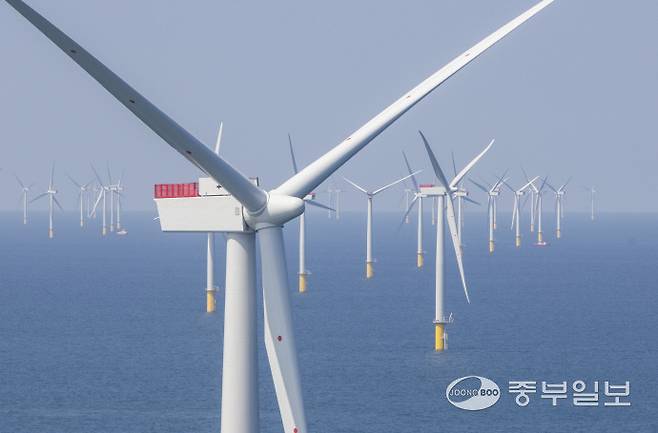 오스테드와 스코티시파워가 영국 윌니섬 서측에서 개발한 웨스트 더든 샌즈 해상풍력 발전단지 전경. 사진=오스테드 제공