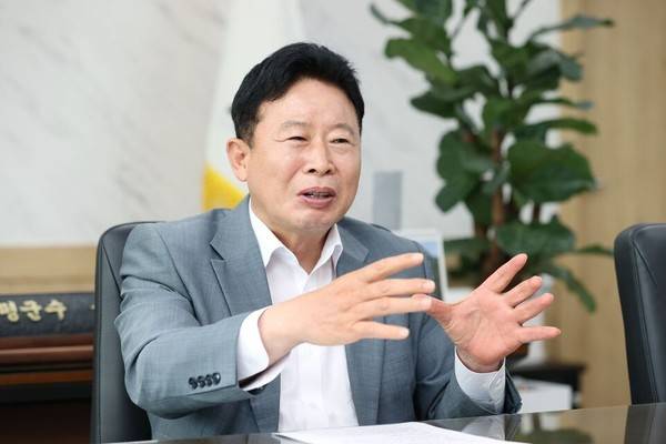 취임 3주년을 맞은 서태원 가평군수와 자라섬 꽃 페스타 전경.