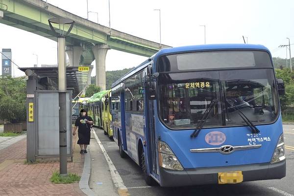 영종역 1번출구 앞 버스승강장에 기점 버스들이 줄지어 서 있다.