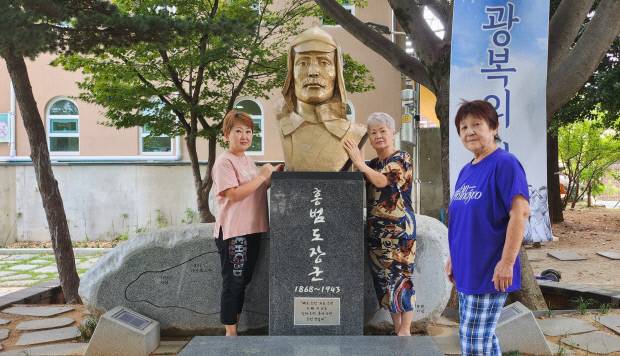 광주 광산구 월곡동 고려인마을 내 홍범도공원에서 고려인들이 홍범도 동상을 어루만지고 있다. 정성현 기자