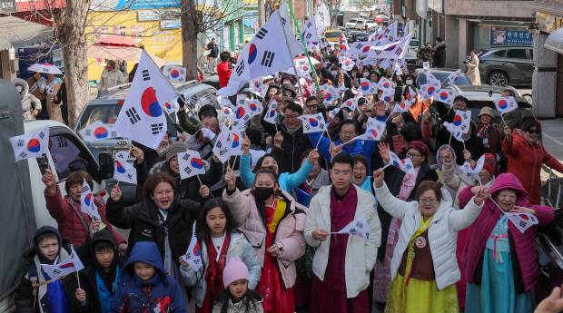 박병규 광주 광산구청장과 고려인 동포, 주민 등이 광주 광산구 홍범도공원에서 고려인마을 주최로 열린 3·1절 만세운동 재연행사에서 만세 삼창을 외치고 있다. 나건호 기자