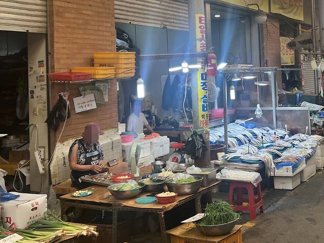 9일 오전 광주 북구 말바우시장 상인들이 더위를 이겨내기 위해 선풍기 바람을 쐬고 있다. /박건우 기자