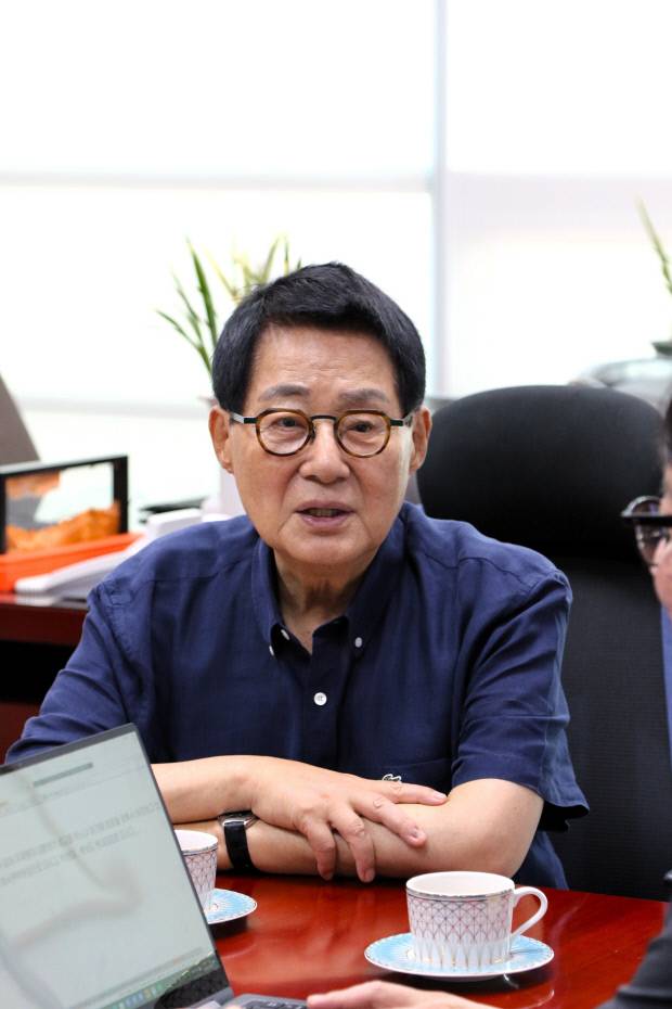 더불어민주당 박지원 의원이 9일 자신의 국회 사무실에서 대선 이후 지내온 바빴던 일정과 소회를 설명하고 있다. <박지원 의원실 제공>