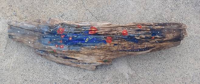 정봉진 작 '흐린 바다의 기억'_117×31㎝_원목판에 채색_2025.