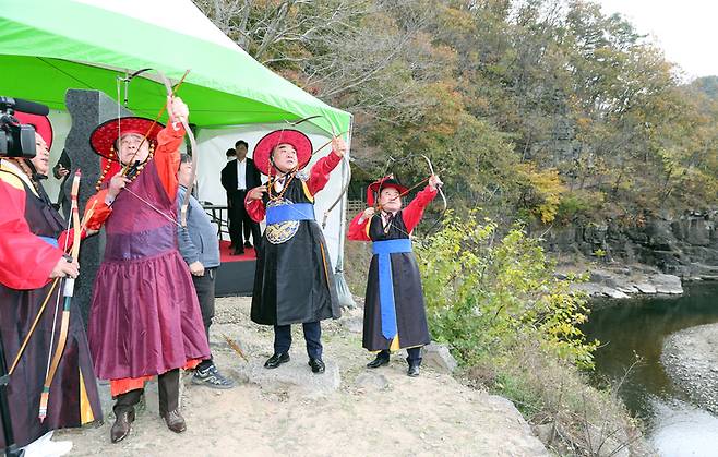 지난해 11월 반구천의암각화 집청정 인근에서 제1회 반구천의암각화 전국궁도대회 및 제3회 통일문화제 무예대회 개회식 식전행사로 김두겸 울산시장이 전통구군복을 입고 효시 발시를 하고 있다. 울산매일 포토뱅크