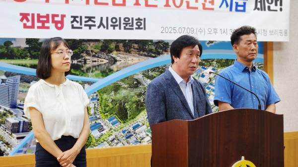 진보당 진주시위원회가 9일 진주시청 브리핑룸에서 기자회견을 열고 추석 전 '진주시민 민생회복지원금 1인 10만 원 지급'을 제안하고 있다. / 이대근 기자