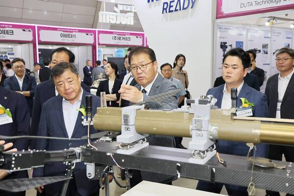 장금용 창원특례시장 권한대행 등 주요 인사들이 '2025 방위산업 부품 소재 장비대전 개막식 후 전시 현장을 둘러보고 있다. /창원시