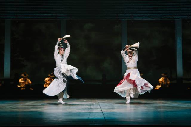 남남 2인무인 '용호상박'. 사진은 지난해 10월 부산시립무용단이 선보인 무가(舞歌) ‘용호상박’ 공연 때 모습. 부산시립무용단 제공