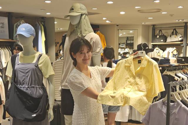 계속되는 폭염에 ‘냉감템’과 ‘보양식’이 인기를 끌고 있다. 위부터 롯데백화점 부산본점 노스페이스 매장의 냉감 소재 신제품. 롯데백화점 부산본점 제공