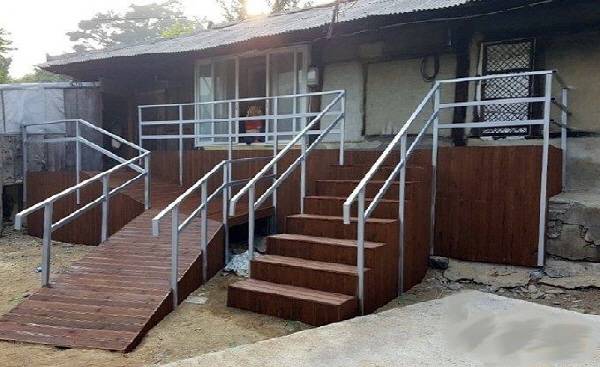 김천시 장애인주택개조사업. 현관 앞 경사로 설치 모습.