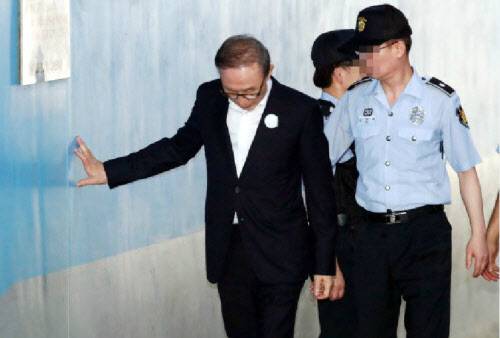 이명박(77) 전 대통령은 고령에다 당뇨, 고혈압 등 지병과 함께 최근 폭염으로 인해 건강이 나빠져 지난달 30일부터 서울대병원에서 치료를 받고 있다. 이 전 대통령은 평소 잠이 들기가 어렵고 입맛이 없는 등 건강이 나쁘다는 점을 호소해 왔으며 법원 출석 때마다 호송관의 부축을 받았다. (사진=연합뉴스)