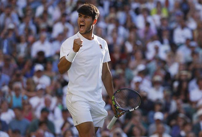 카를로스 알카라즈가 윔블던 테니스 대회 남자 단식 8강전에서 포인트를 따낸 뒤 기뻐하고 있다. 사진=AFBBNews